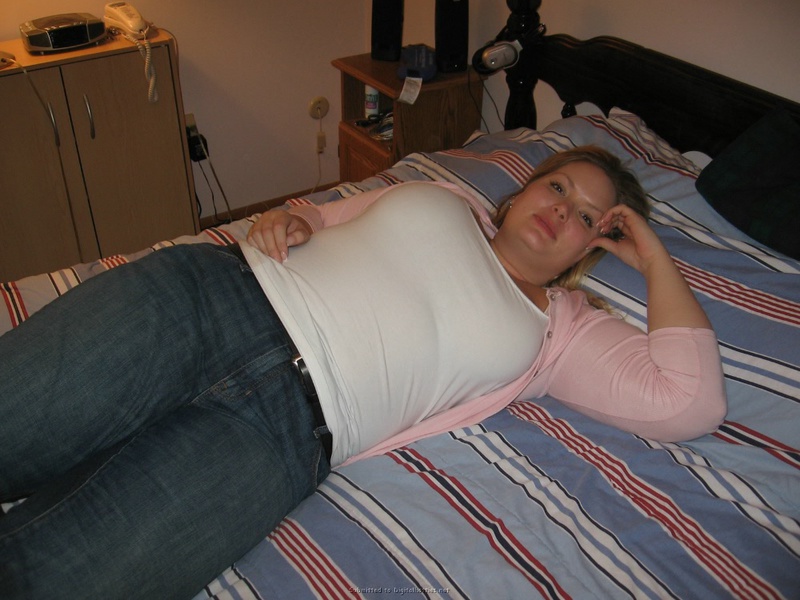 Взрослая толстушка сексуально снимает одежду в лежанке @ gang.truba-rf.ru