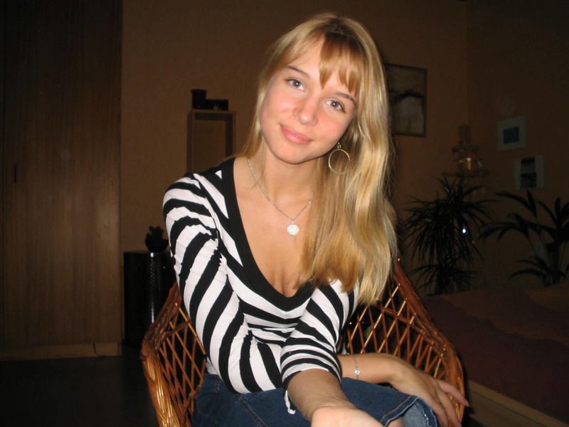 19-летняя блондинка расположилась на красной кроватке @ gang.truba-rf.ru