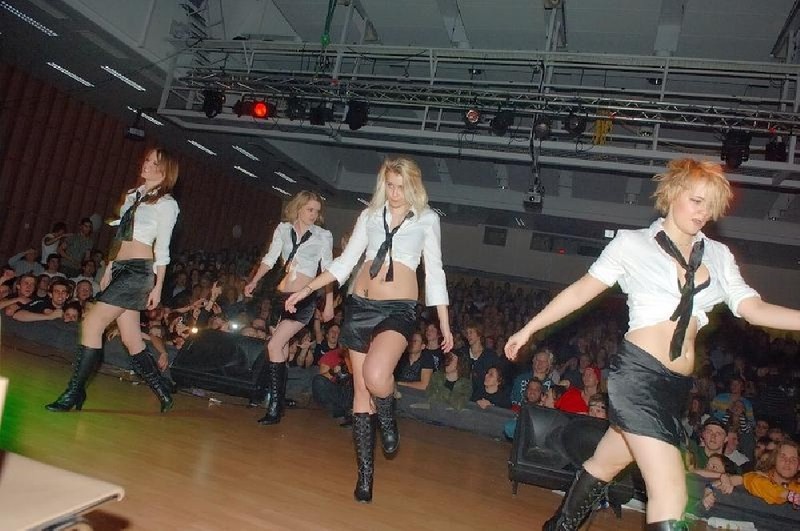 Полуголые девахи танцуют на сцене демонстрируя пошлость @ gang.truba-rf.ru