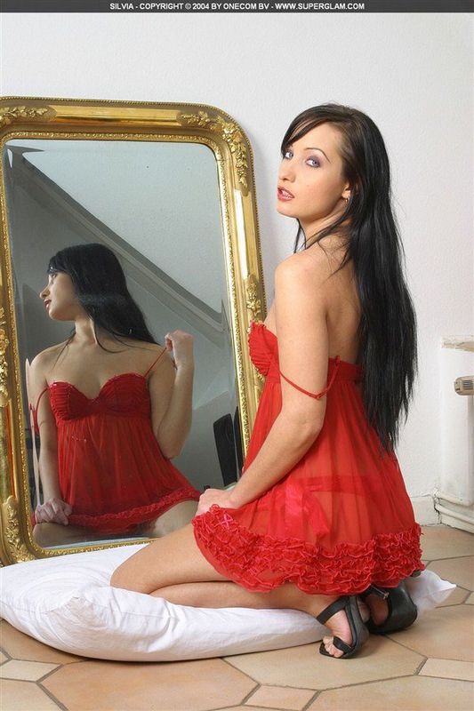 Боголепная брюнеточка в красном платье @ gang.truba-rf.ru